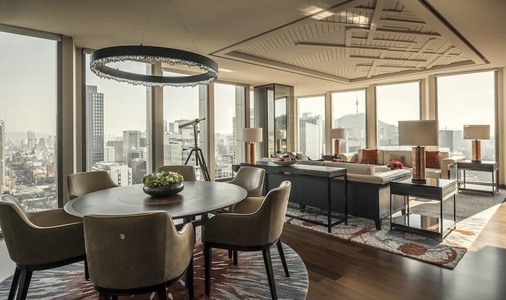 Four Seasons Hotel